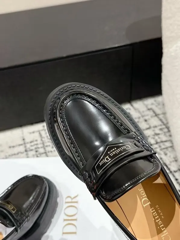 👟👟Ex-factory price 680👟👟 Dior 25/spring and summer new ultra-light loafers, new large soles and thick soles, the layout strives to create fashionable classic items, new products created at the first major show of Paris Fashion Week, the inspiration is cleverly combined with the perfect shoe shape by the D chief designer. Matched with brand buckles, it is more fashionable! Original version, perfect and exquisite workmanship!  ✔️Upper: imported open-edge beaded cowhide ✔️Inner lining: water-dyed cowhide ✔️Sole: IP foam outsole ✔️Size: #35-41 (40 41 customized items are not returnable)